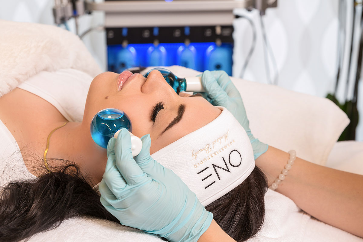 Frau bei einer Hydrafacial-Behandlung
